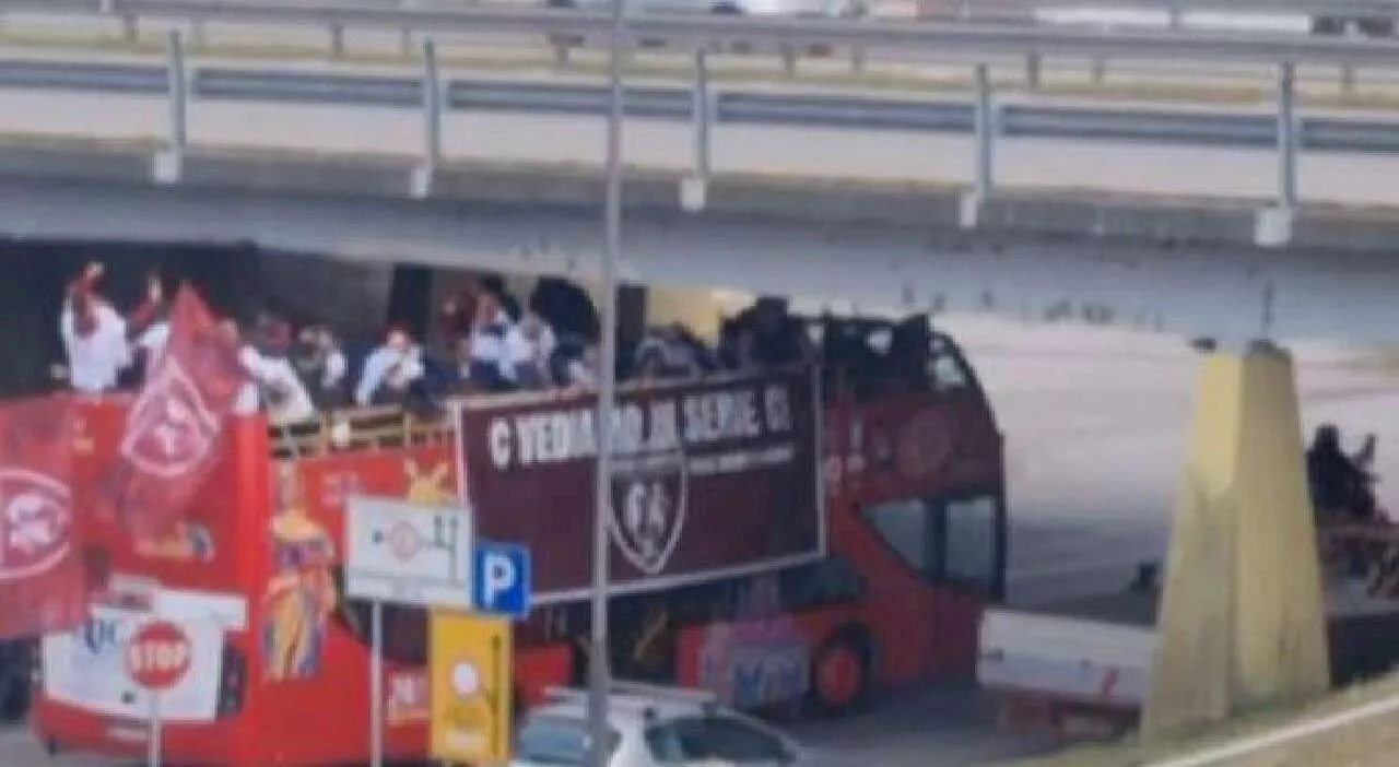 Calciatore sul pullman scoperto sbatte la testa sul cavalcavia: festa promozione rischia di trasformarsi in tr