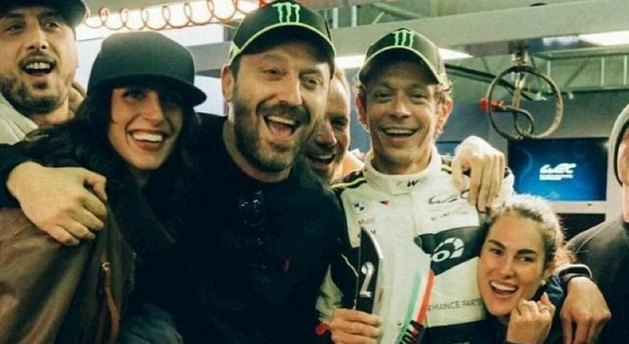 Cesare Cremonini e Giorgia Cardinaletti, l'amore è ufficiale: la foto di coppia insieme a Valentino Rossi