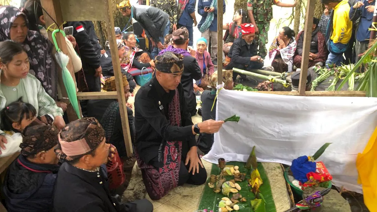 Sesajen Kepala Kerbau Hiasi Ritual Adat Unan-unan Warga Suku Tengger Ranupani Lumajang