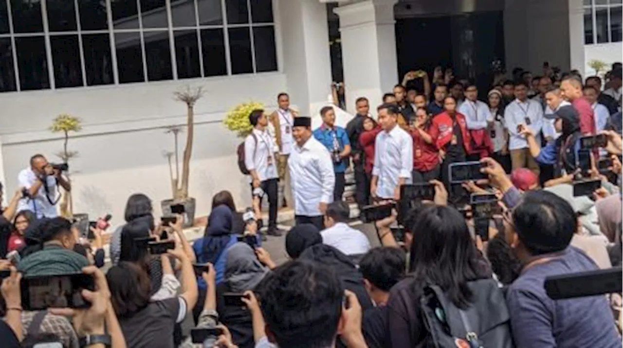 Pakai Kemeja Putih, Prabowo-Gibran Hadir di KPU