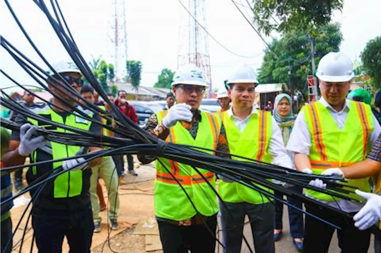 Wakil Wali Kota Tangsel Gunting Kabel Fiber Optik yang Semrawut