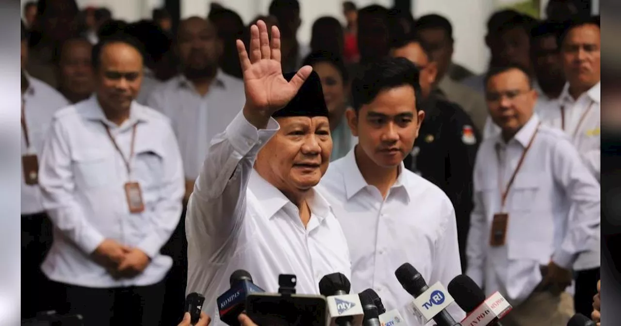 FOTO: Kekompakan Prabowo-Gibran Berkemeja Putih-Putih Turun dari Alphard Mewah Setiba di Gedung KPU