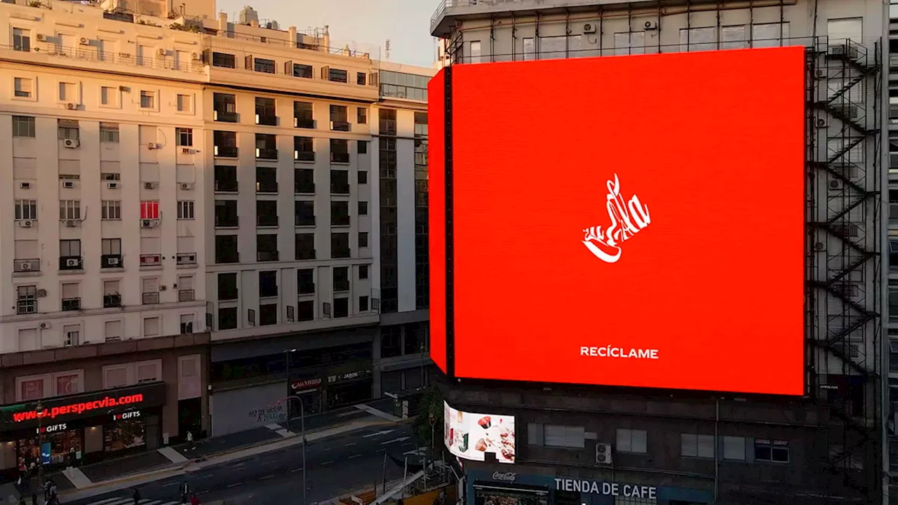 Coca-Cola hace lo impensable: espachurrar su legendario logo