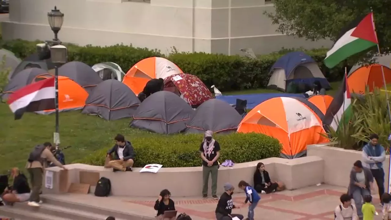 Pro-Palestinian demonstration at UC Berkeley continues to grow