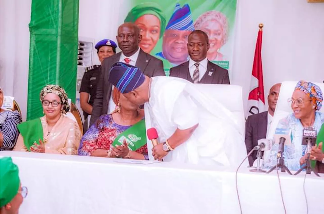 TRENDING: Reactions as Adeleke kisses Osun First Lady at Remi Tinubu’s welcome event