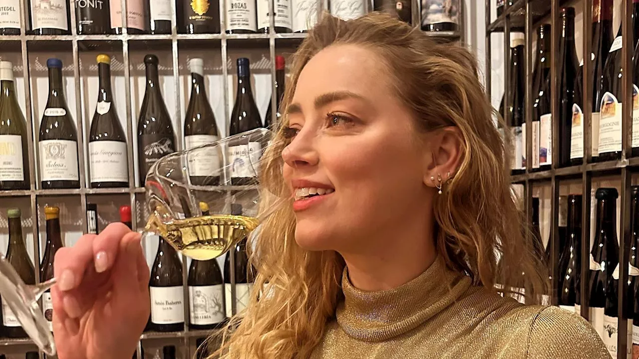 38 Jahre alt! Amber Heard feiert mit einem Glas Champagner