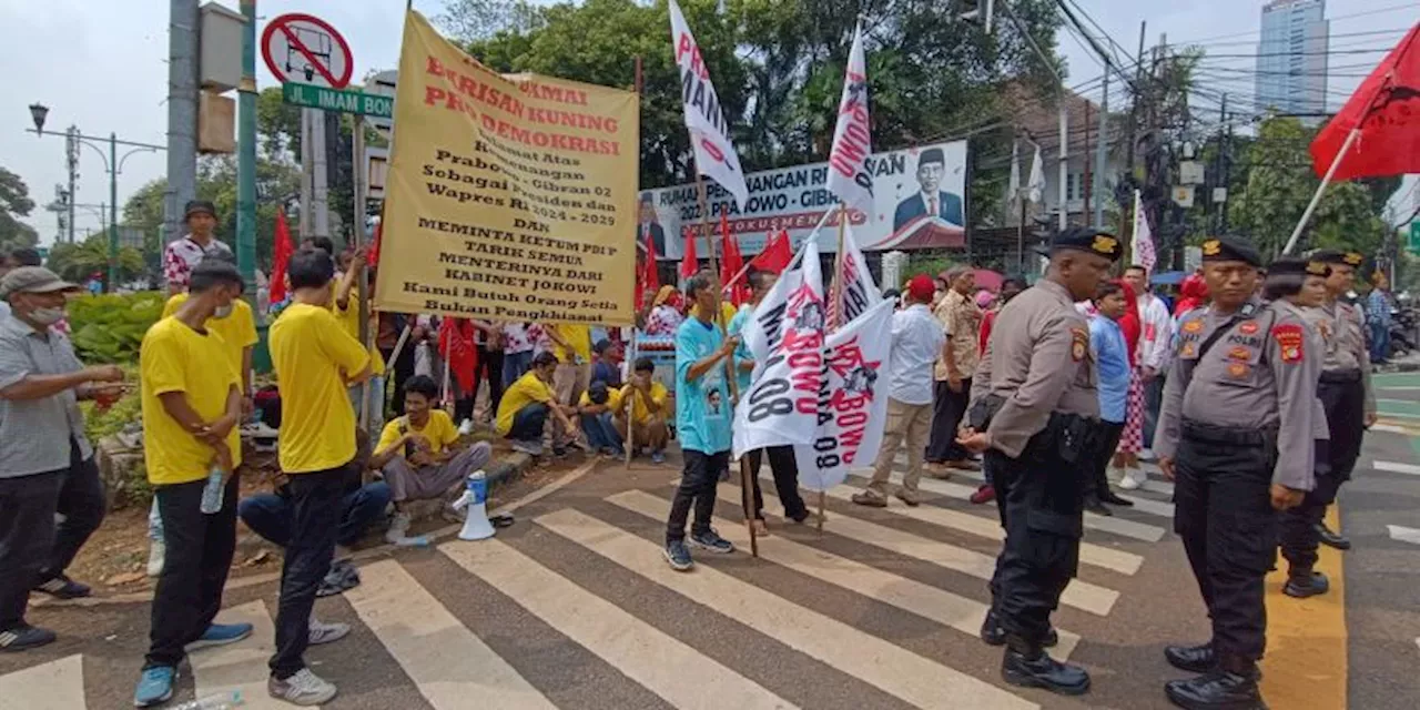 Ratusan Relawan Pendukung Prabowo-Gibran Berkumpul di KPU RI