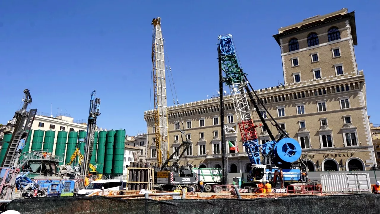 La street art per 'colorare' il cantiere della metro C. Silos d'artista a piazza Venezia