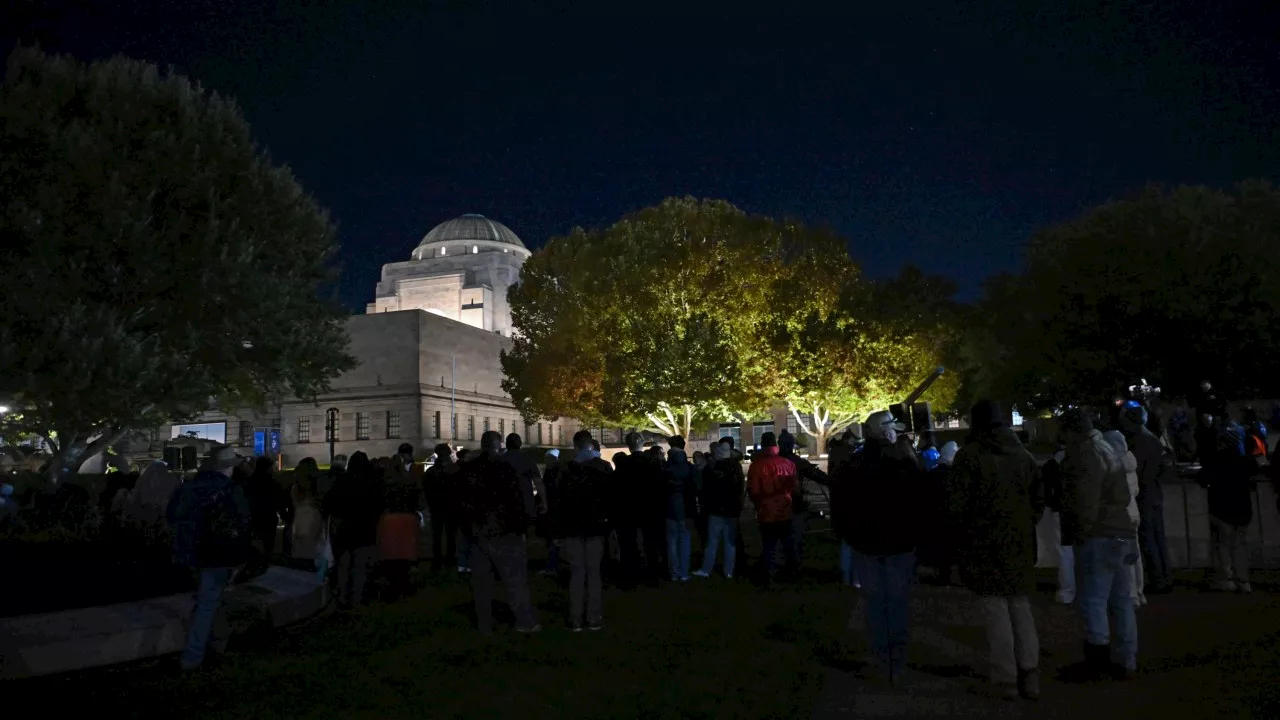 ‘Lest we forget’: Thousands turn out to commemorate Anzac Day at dawn services