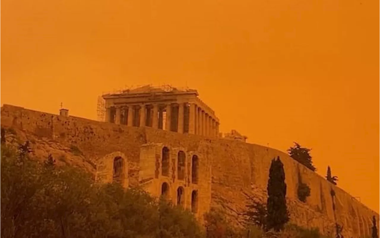 Grecia, il cielo diventa arancione per la sabbia del deserto del Sahara. IL VIDEO