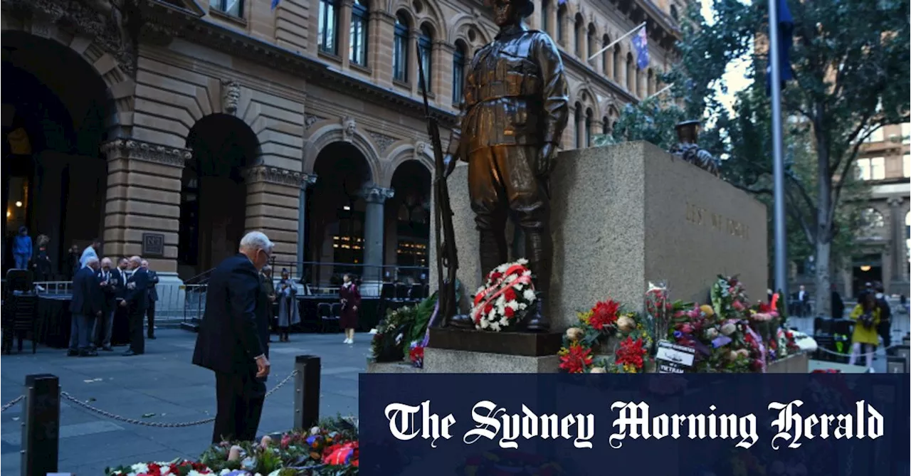 Thousands gather in Sydney to mark Anzac Day in biggest crowd in recent years