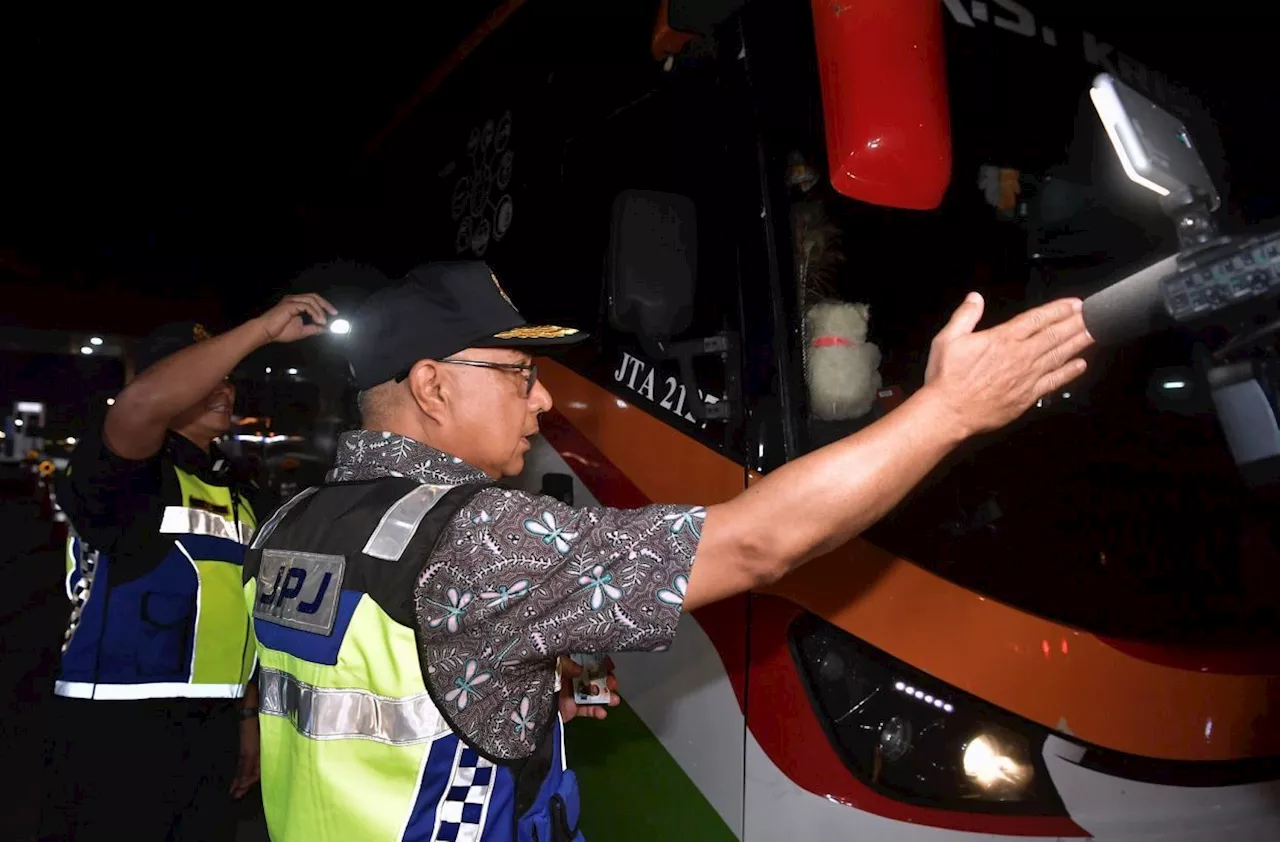 Three bus drivers slapped with summonses for making video calls, TikTok live while driving