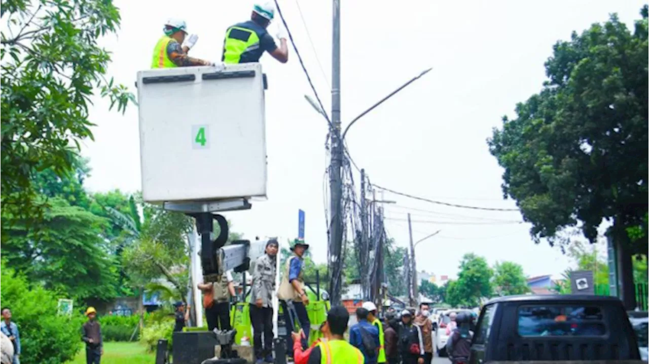 Rapikan Kabel Fiber Optik Semrawut di Tangsel, Ini 5 Titik yang jadi Sorotan Pemkot