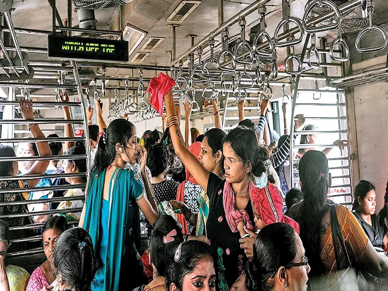 Mumbai Local: महिला प्रवाशांच्या सुरक्षेसाठी रेल्वेचा महत्त्वाचा निर्णय, लोकलमध्ये उपलब्ध होणार 'ही' सुविधा