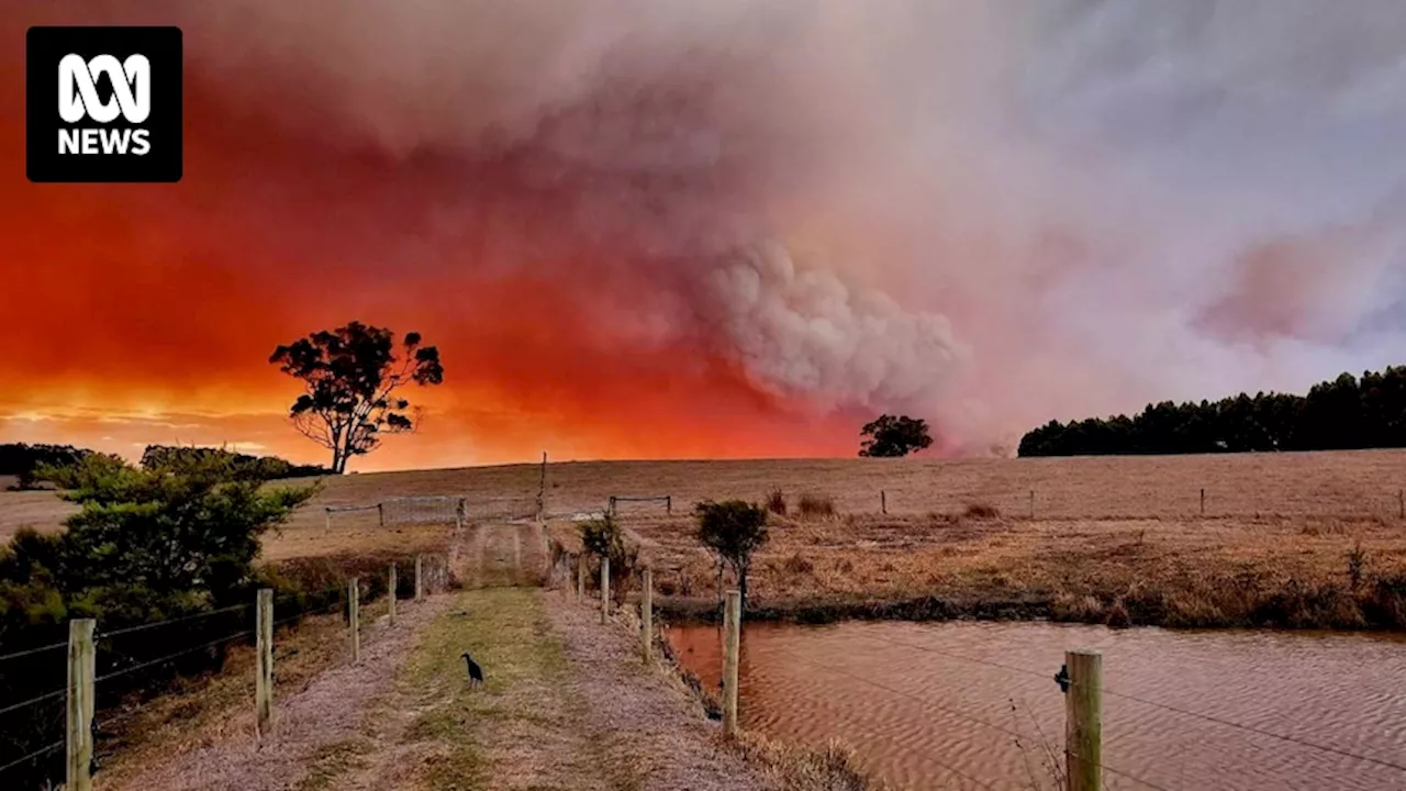 Emergency warning issued as 'deliberately lit' bushfire threatens WA properties