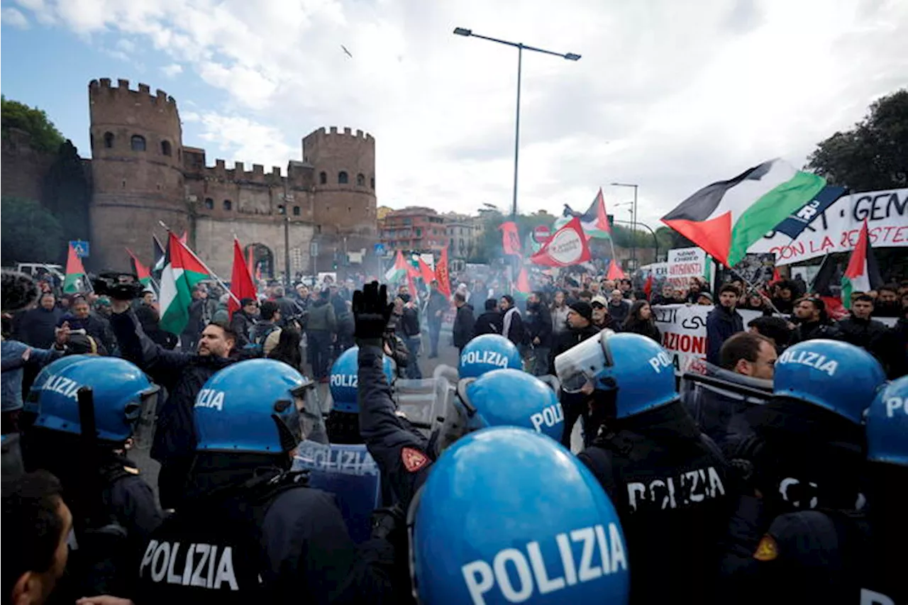 Al via le celebrazioni. Tensione a Roma tra Brigata ebraica e Pro Palestina