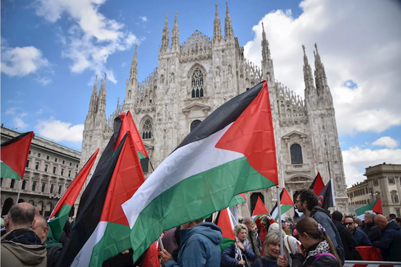 Il 25 aprile a Milano. Palestinesi contestano il corteo in piazza Duomo