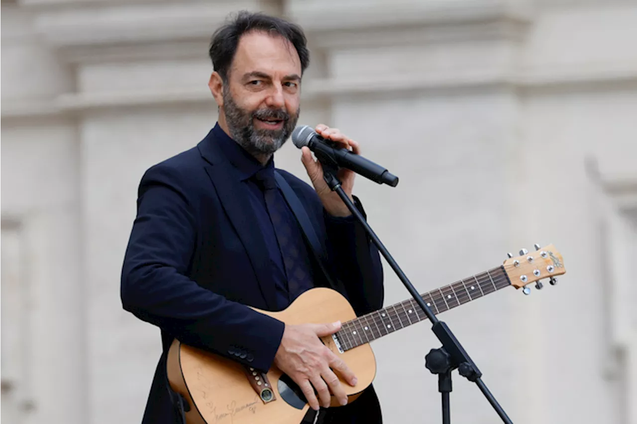 Neri Marcoré si esibisce a Piazza San Pietro per il Papa