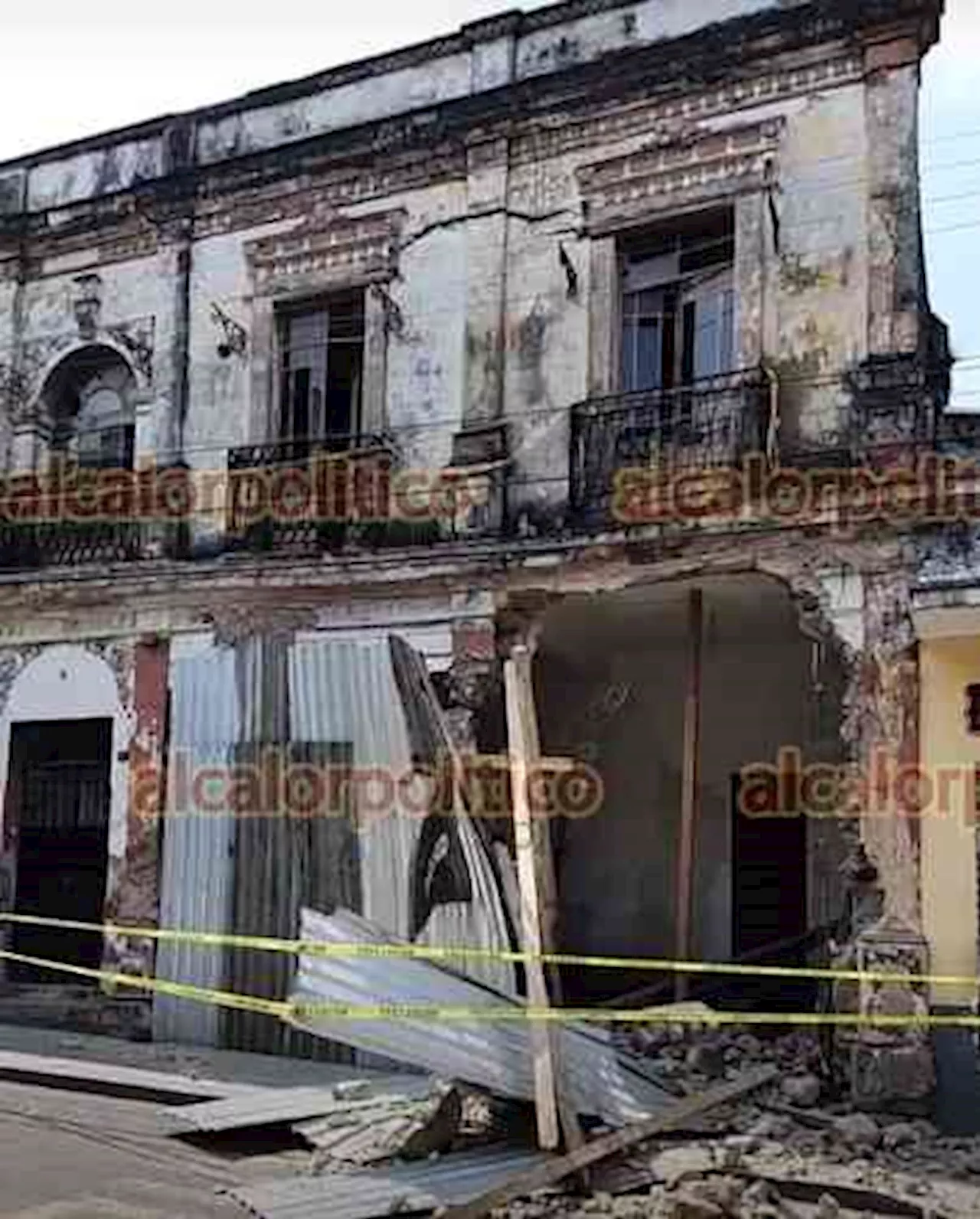 En Orizaba, cae fachada de vivienda antigua; no se registran lesionados