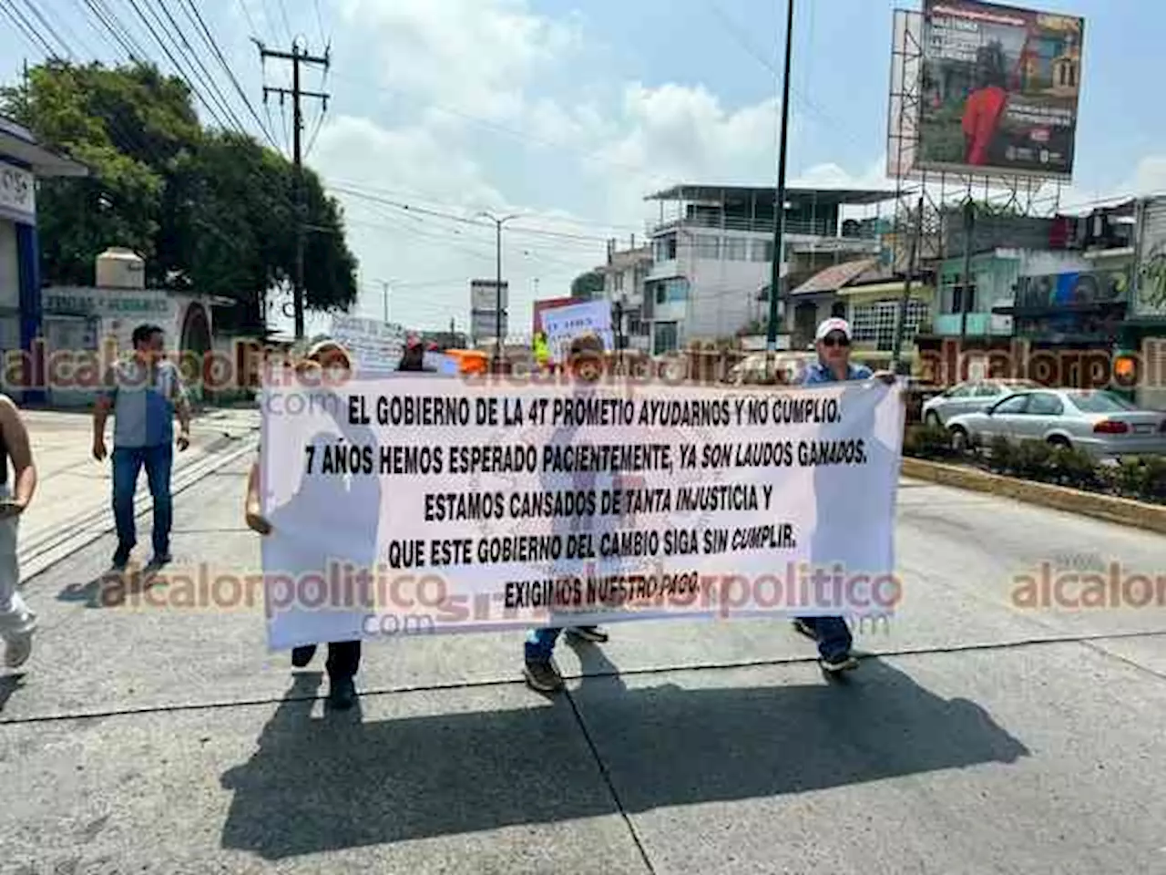 Marchan extrabajadores del Seguro Popular para reclamar pago de laudos