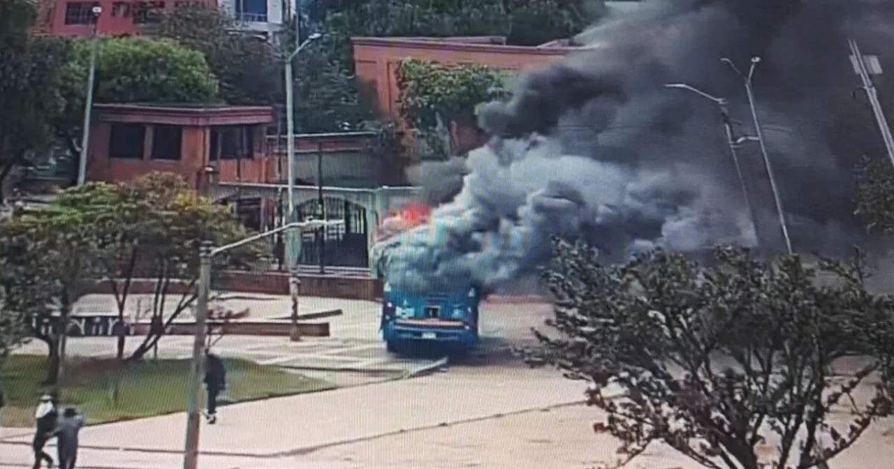 Así quedó el bus del SITP quemado por encapuchados en Ciudad Bolívar en Bogotá