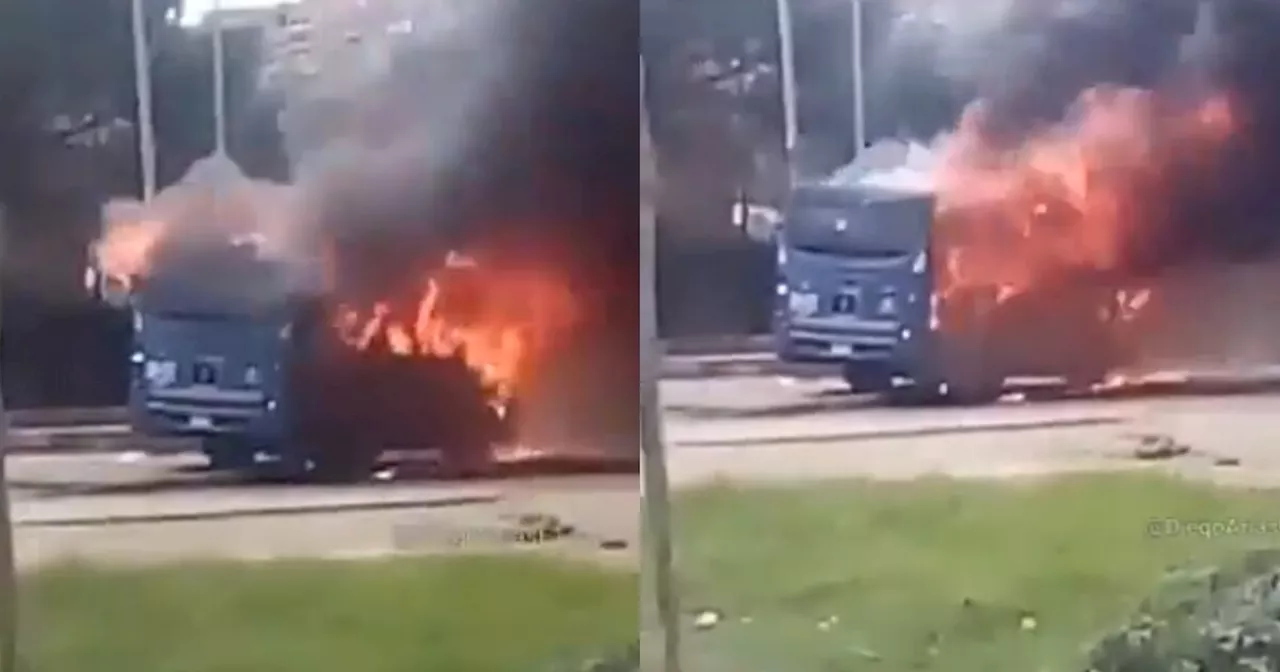 Encapuchados incendian bus del SITP en manifestaciones en Ciudad Bolívar en Bogotá