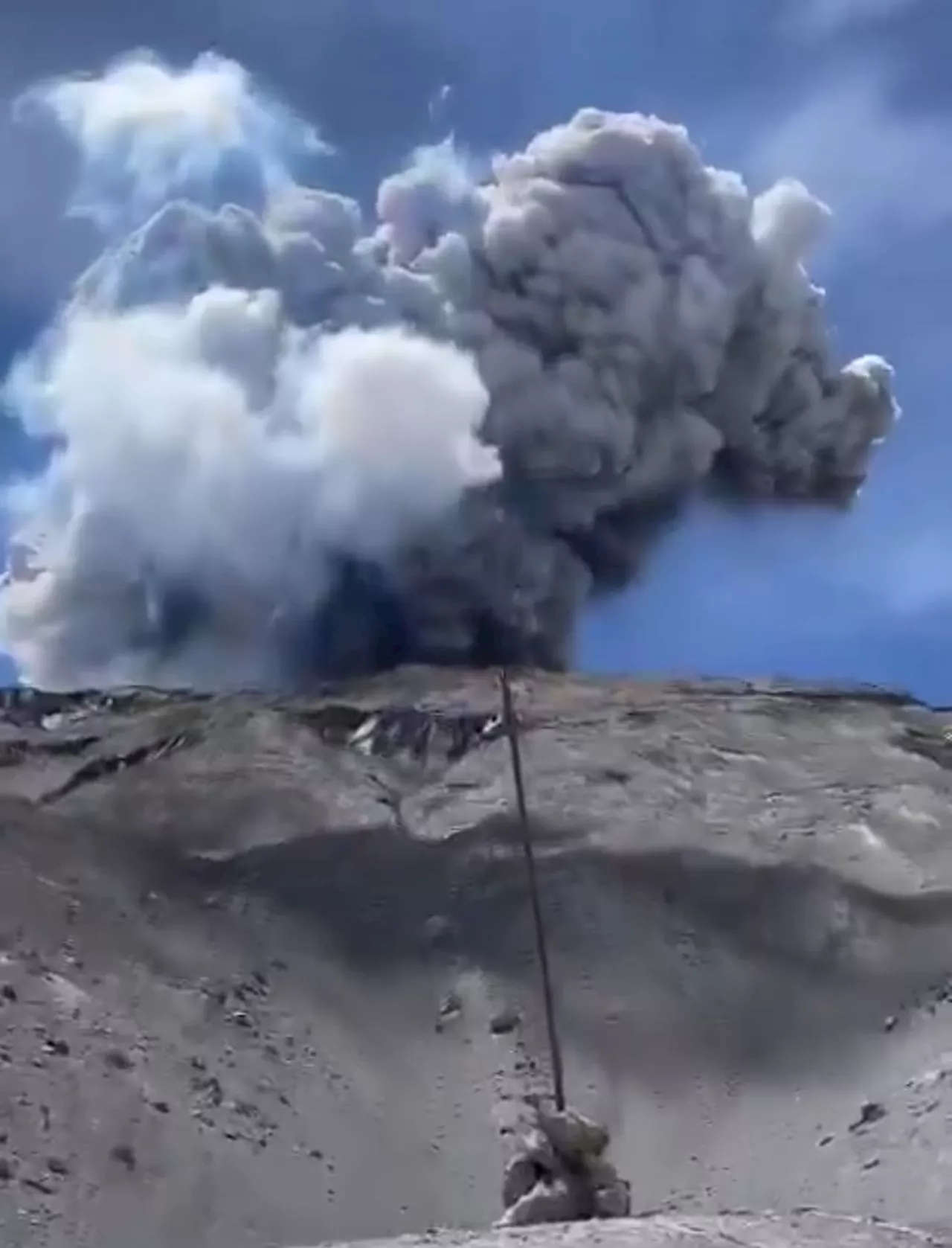 Las impresionantes imágenes de la emisión de cenizas del volcán Nevado del Ruiz