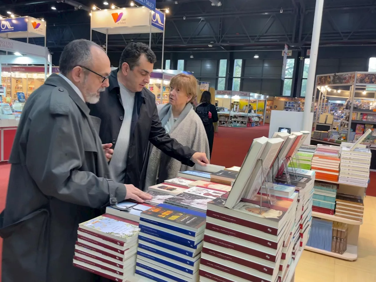 Tras bajarse del acto oficial, Cifelli recorrió hoy la Feria del Libro 'como un lector más'