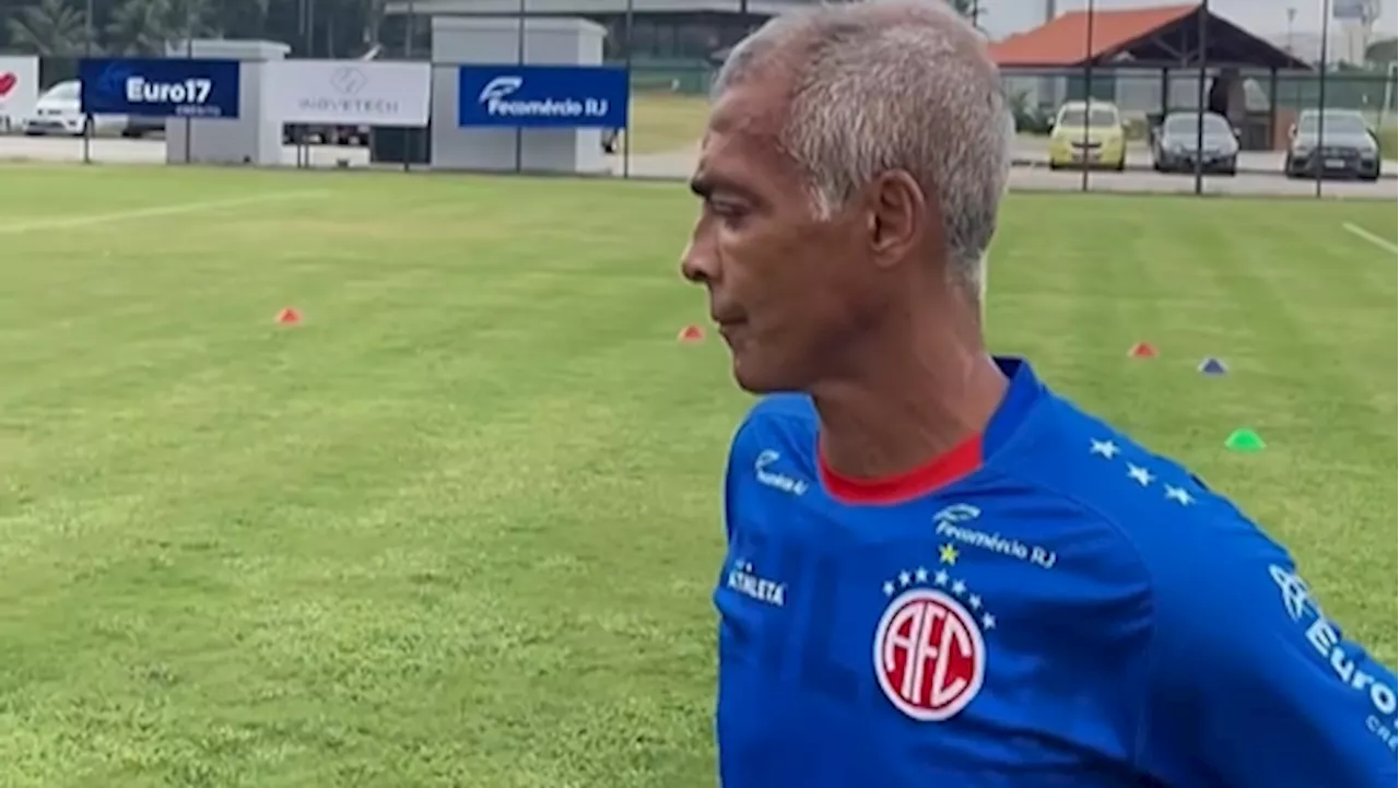 Romário participa de treino no América-RJ e inicia preparação para o Carioca