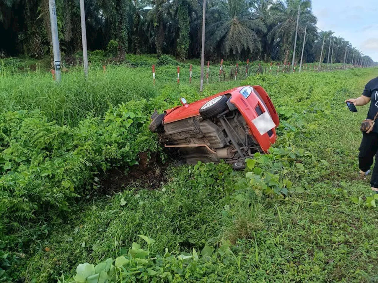 Lelaki cedera kereta terbabas di bahu jalan