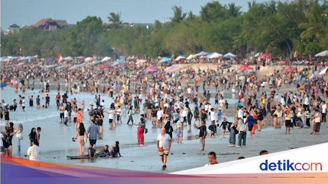 Sandiaga Soroti Overtourism-Wisatawan Menumpuk di Bali Selatan