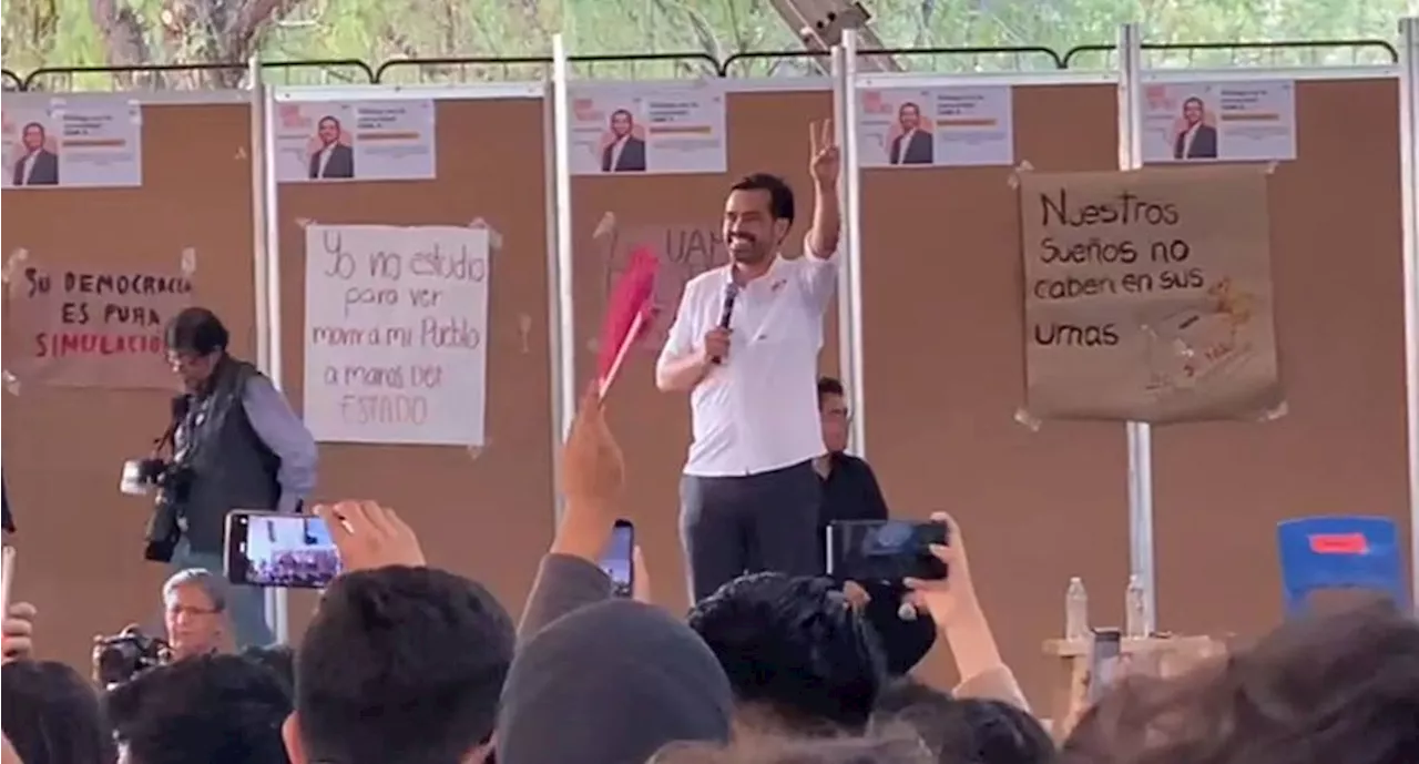 En medio de abucheos, Álvarez Máynez llega a la UAM- Xochimilco; “No me voy a ir”, afirma