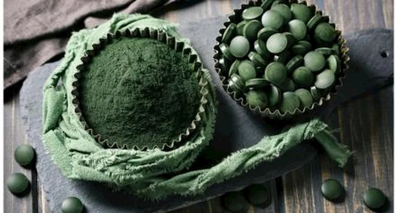 Los beneficios desconocidos de tomar espirulina, el superalimento rico en biotina, proteína y hierro