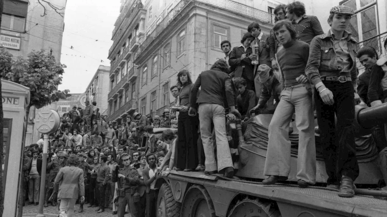 Los claveles de la revolución portuguesa de 1974 también florecieron en España