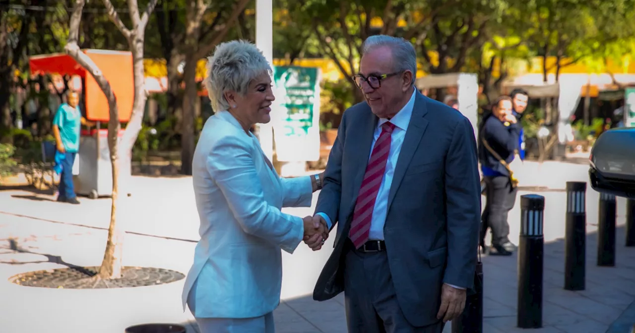 Rocha toma protesta a nueva presidenta de Canaco Culiacán