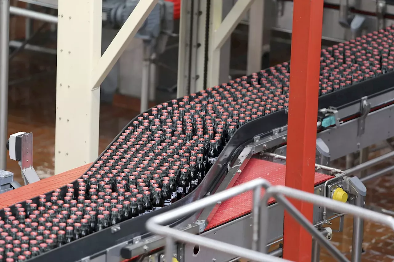 La embotelladora de Coca-Cola eleva un 4,3% sus ingresos hasta marzo