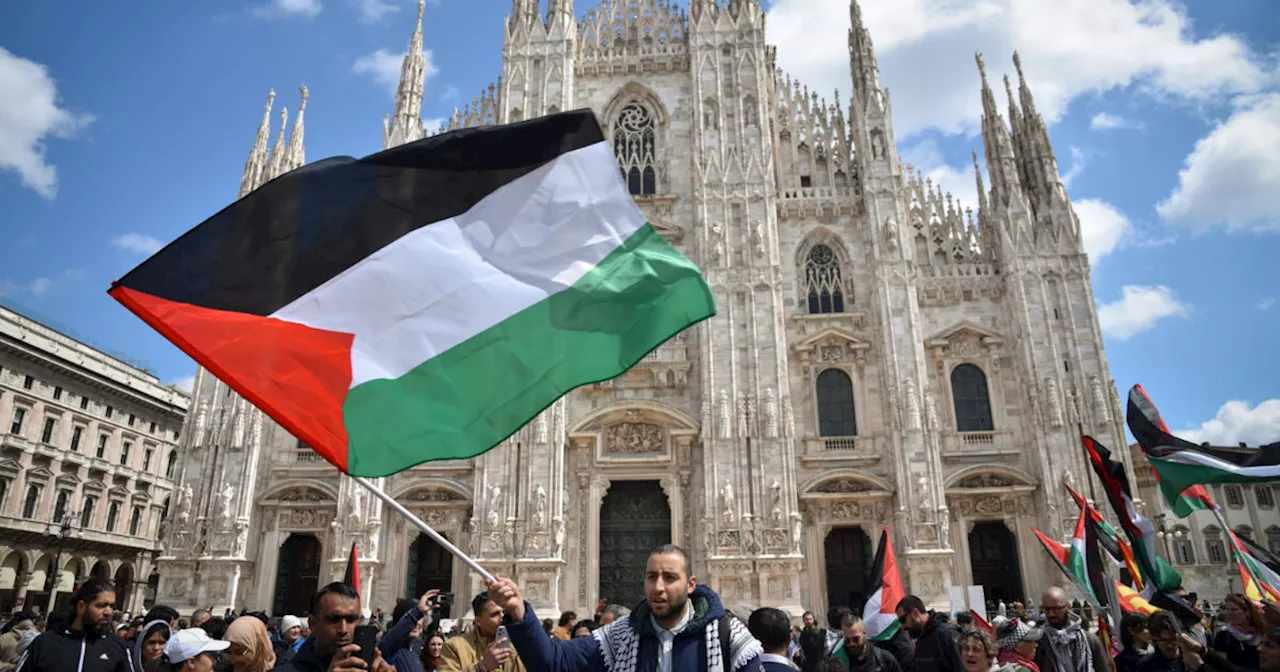 Milano, i giovani palestinesi manifestano in piazza Duomo: “Noi esclusi dal palco del 25 aprile, non…