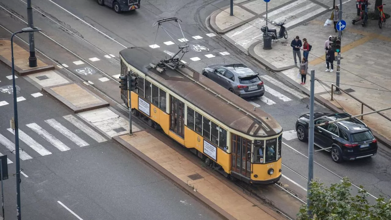 Tram e bus bloccati dai parcheggi auto irregolari, i numeri