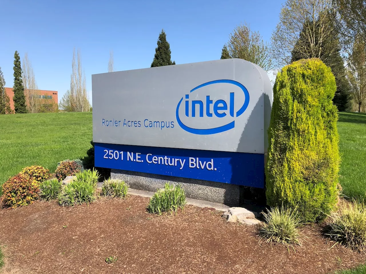 Intel forecasts second-quarter revenue below estimates