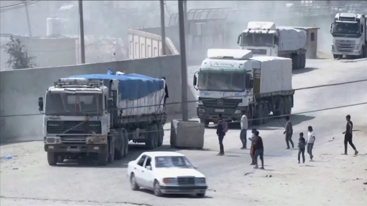 Israeli protesters hold up convoys transporting aid to Palestinians in Gaza