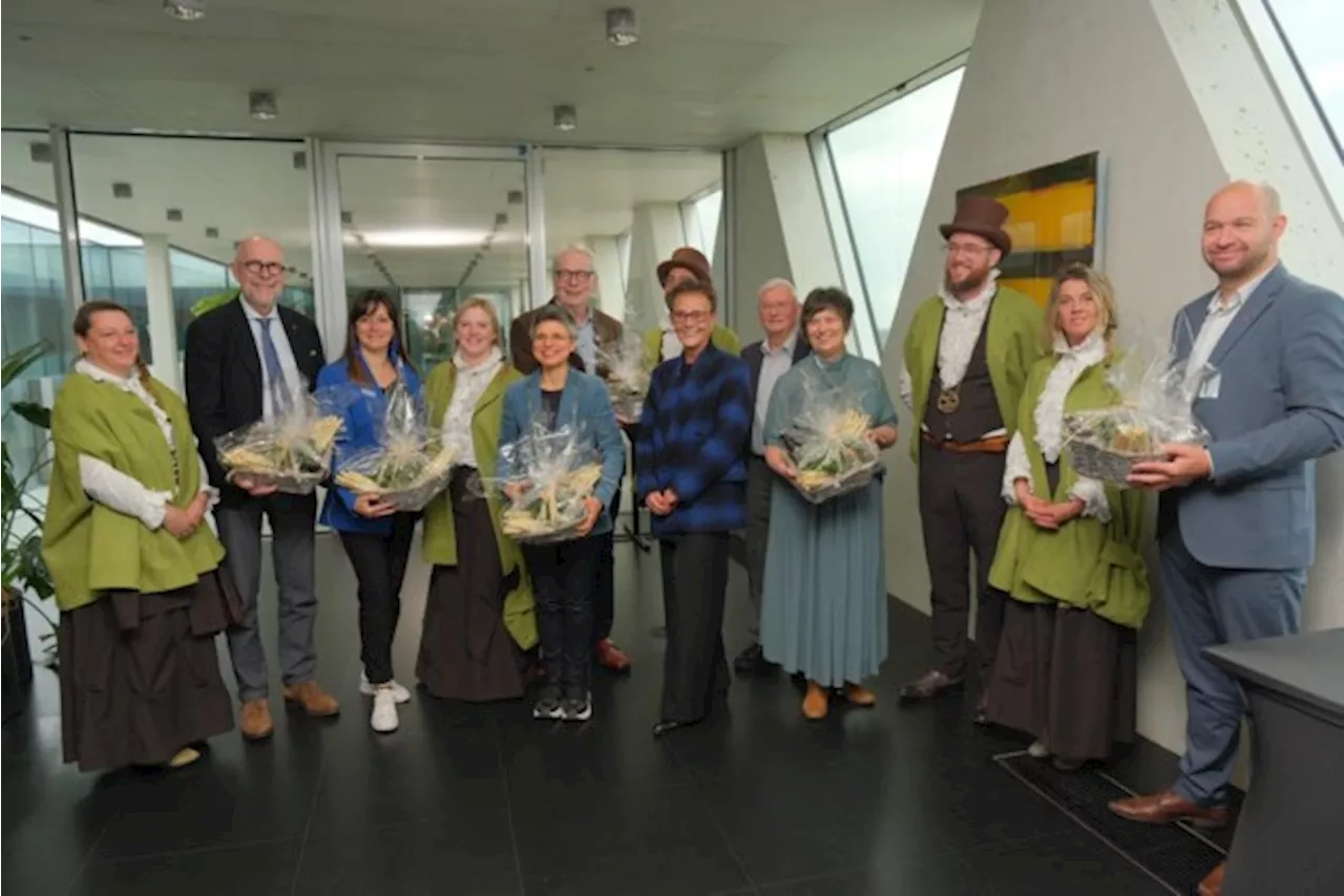 Klein-Brabantse delegatie overhandigt eerste witte asperge aan gouverneur