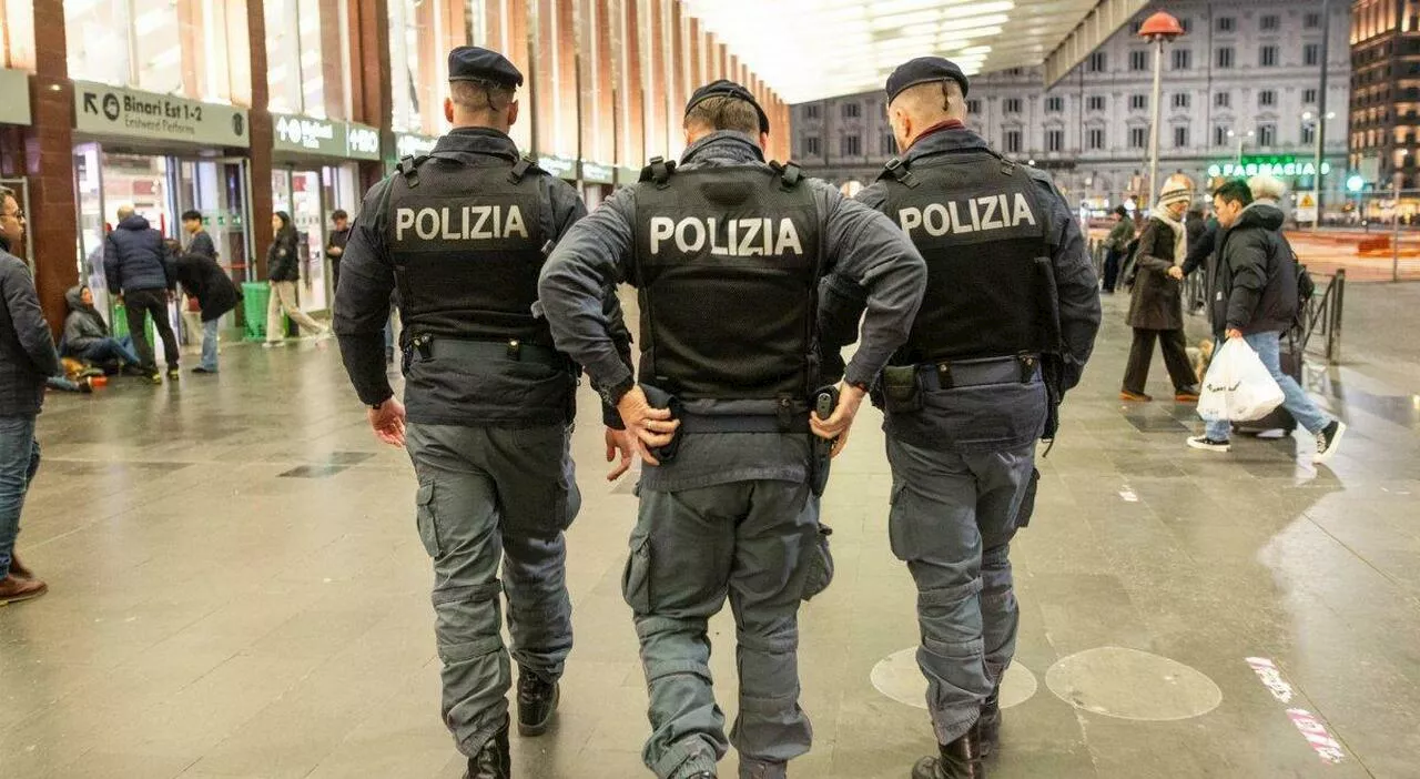 Roma, rapina choc a Termini: turista ferito a coltellate. Era intervenuto in difesa di un’amica aggredita dav
