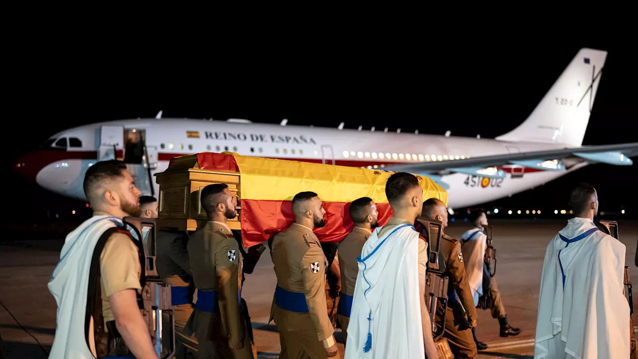 Llega a Torrejón de Ardoz el avión con los restos mortales del cabo fallecido en Polonia