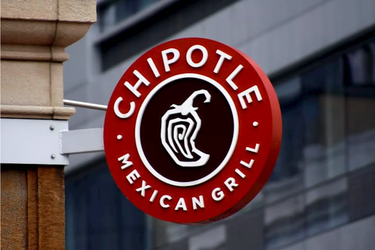 Chipotle reverses protein policy, says workers can choose chicken once again