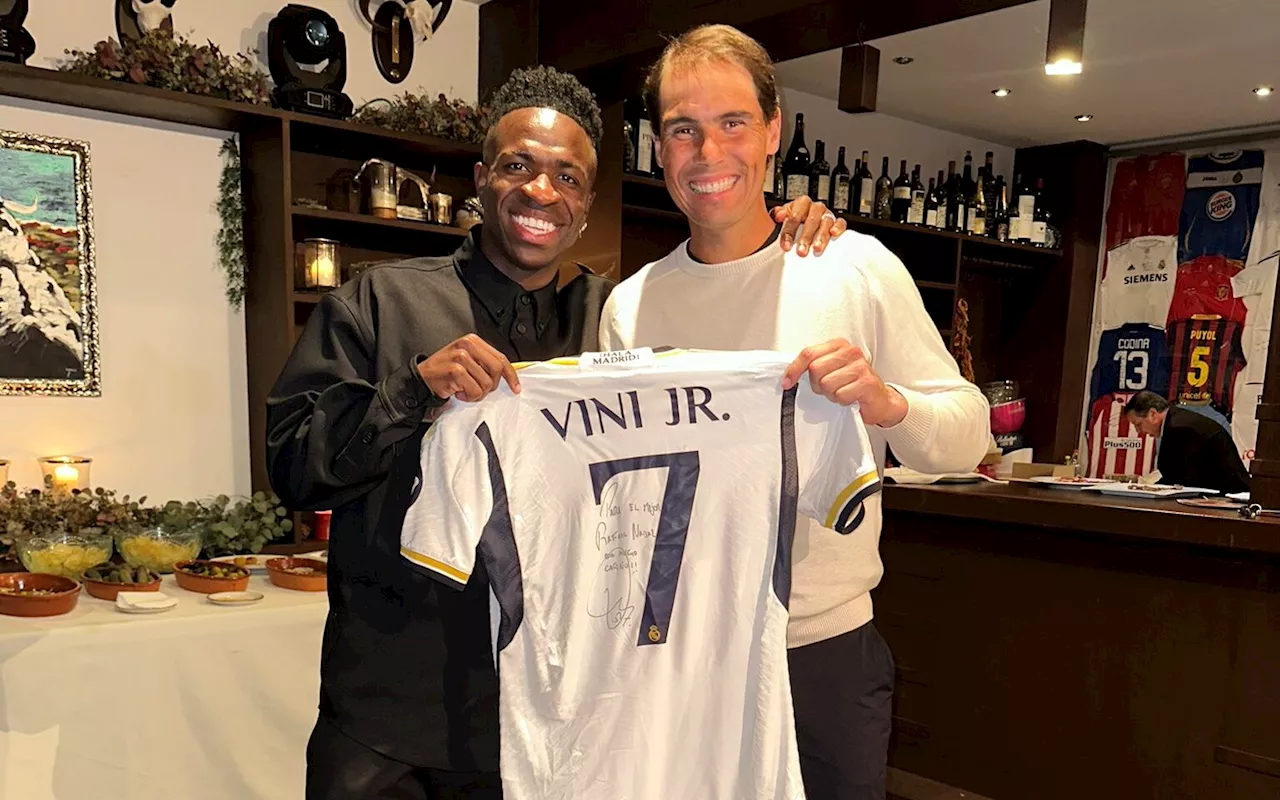 Vini Jr posta foto com lenda do tênis e presenteia com camisa do Real Madrid autografada