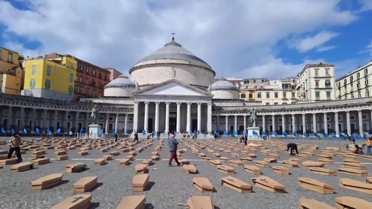 Morti sul lavoro, 500 bare in piazza Plebiscito a Napoli