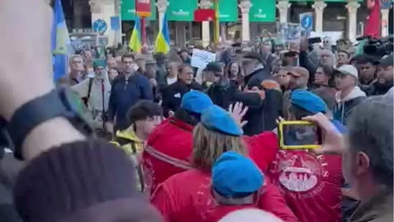 Insulti, bastonate e calci in piazza Duomo: ecco il video dell&#039;orrore