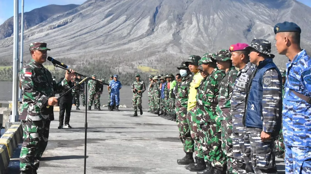 Ratusan Prajurit TNI Perbaiki Berbagai Fasilitas Umum Dampak Erupsi Gunung Ruang