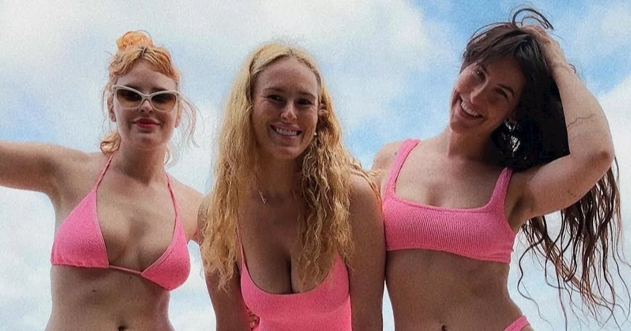 Cette photo des trois filles de Bruce Willis qui prennent la pose en maillots de bain roses