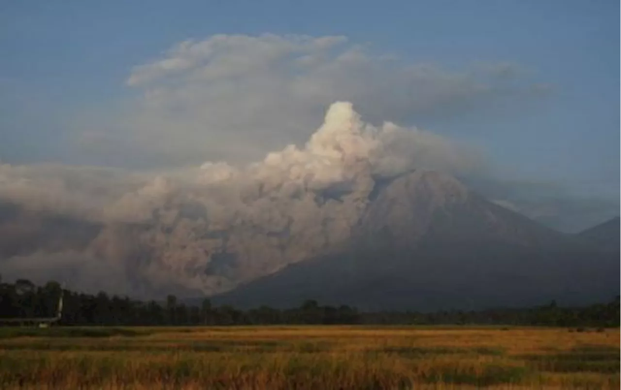 Gunung Semeru Erupsi 4 Kali, Abu Vulkanik Terlontar hingga 1 Kilometer